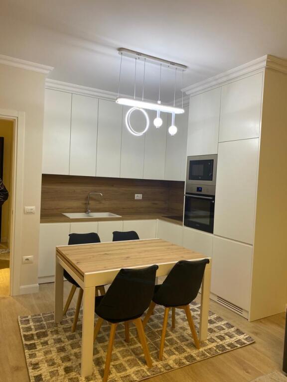 🏙️ Apartament modern 2+1 për qira – Pazari i Ri 🏙️ 📍 Lokacion perfekt, ngjitur me Supermarketin SPAR 💶 Çmimi: 1300€/muaj