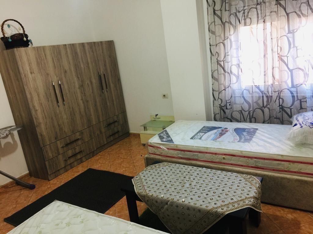 APARTAMENT ME QERA 2+1+2 ZOGU ZI 700 EURO