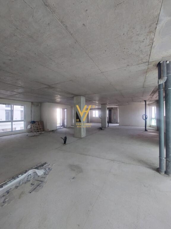 SHITET ZYRE 396 M2 TE KOMUNA PARISIT 1.305.000 EURO