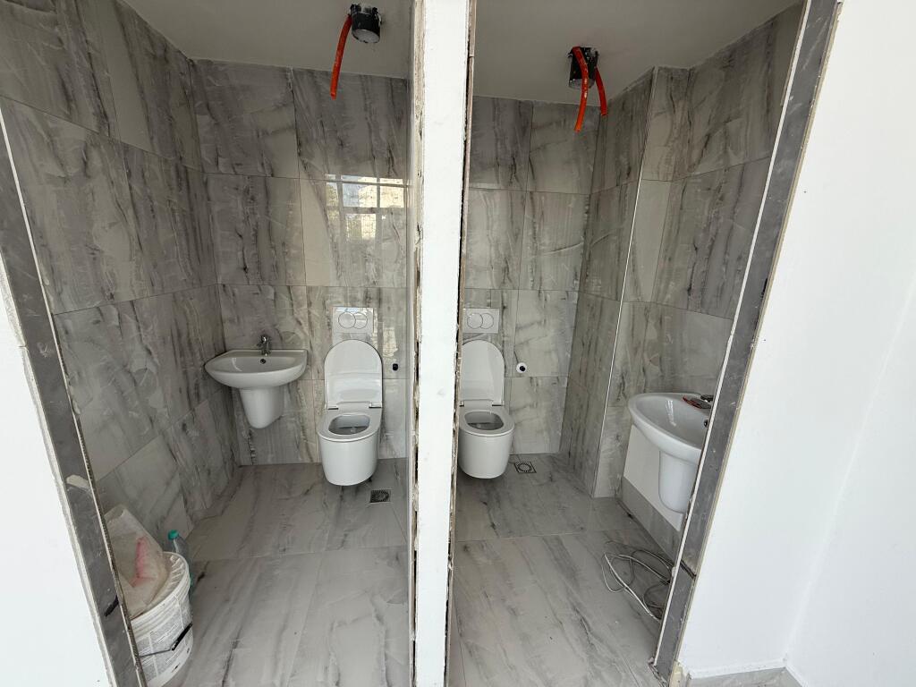 📣 Shitet Dyqan 📍 Paskuqan, pranë Spitalit dhe Shkollës Paskuqan ✨  🏢 Ndërtim i ri 🪜 Kati 0 📐 Sipërfaqe: 74 m² 🔺 Mundësi ndarjeje në 2 dyqane 👉Nje super mundsi per investim   💶 Çmimi total: 214,600 €