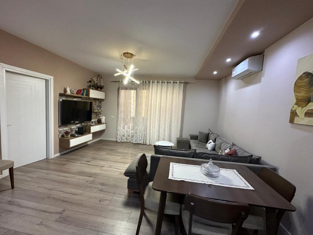 Qera, Apartament, 2+1, Komisariati Nr,4, 600 euro/muaj
