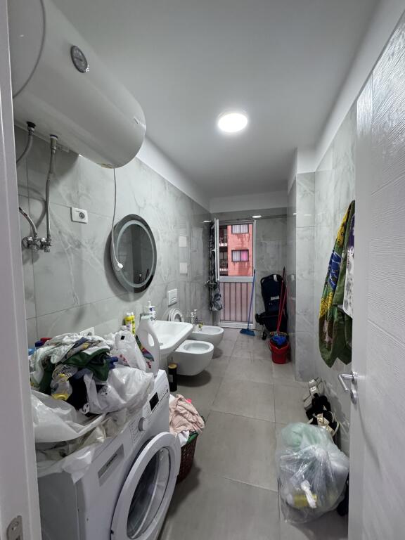 📢 Appartamento in affitto a Yzberisht  	•	🏠 Tipo: 1+1 	•	📍 Zona: Yzberisht vicino a Big market 	•	🏢 Piano: 4 (palazzo nuovo con ascensore) 	•	🛋️ Condizione: Appena arredato 	•	💶 Prezzo: 450€ / mese 