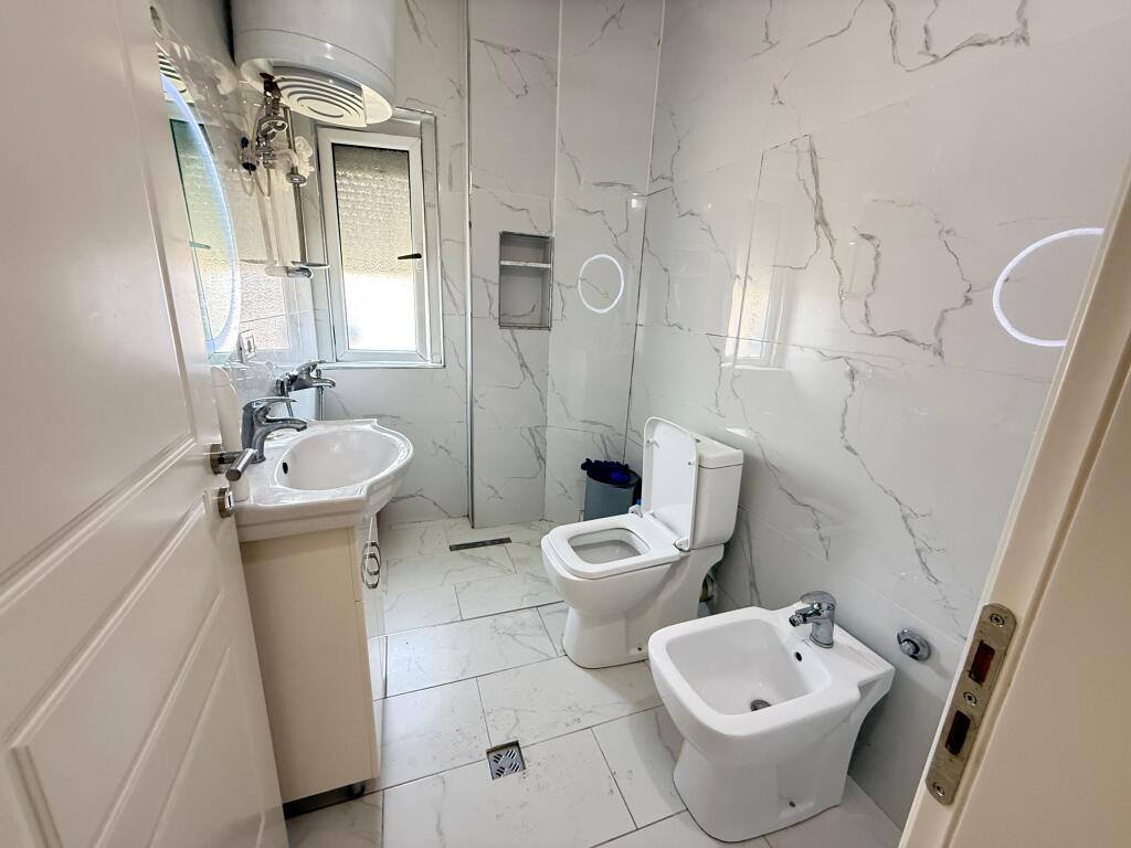 🏡 Shitet Apartament 2+1 + verandë 🛁 Tualet me dritare  📍 Kinostudio, Tiranë – Rruga Myslym Keta 📐 Sipërfaqe totale: 80 m² 🛋️ I pabanuar më parë – mobilim totalisht i ri &amp; luks 🏗️ Kati i 5 (i fundit) – pallat me tulla të kuqe 🏦 Mundësi blerjeje edhe me kredi bankare 🌅 Orientim: Lindje – Perëndim me pamje të lirë  💶 Çmimi: 125,000 €   