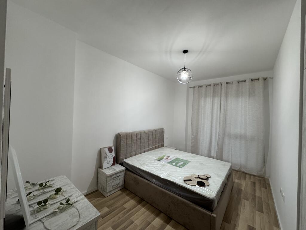 📢 Apartament me qira në Astir 	•	🏠 Tipi: 1+1 	•	📍 Zona: Astir 	•	🏢 Kati: 5 (pallat i ri me ashensor) 	•	🛋️ Gjendja: I sapomobiluar 	•	💶 Çmimi: 500 € / muaj  