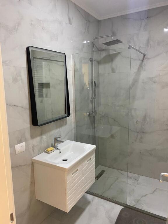 🏙️ Apartament modern 2+1 për qira – Pazari i Ri 🏙️ 📍 Lokacion perfekt, ngjitur me Supermarketin SPAR 💶 Çmimi: 1300€/muaj
