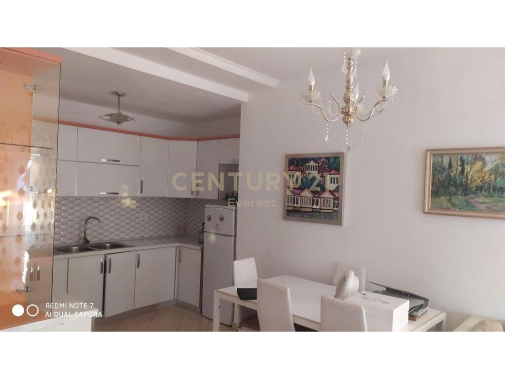 Fresku – Jepet me qira apartament 2+1 plotësisht i mobiluar!
