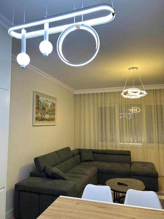 🏙️ Apartament modern 2+1 për qira – Pazari i Ri 🏙️ 
 📍 Lokacion perfekt, ngjitur me Supermarketin SPAR, në një nga zonat më të kërkuara të Tiranës!  ✨ Sipërfaqe 120 m² 🛏️ 2 dhoma gjumi 🛋️ Sallon i bollshëm dhe i ndriçuar 🛁 3 tualete për komoditet maksimal 🌇 Ambient i mirëorganizuar dhe me ndriçim natyral 🛠️ Totalisht i mobiluar me stil modern dhe cilësi të lartë  💶 Çmimi: 1300€/muaj  📱