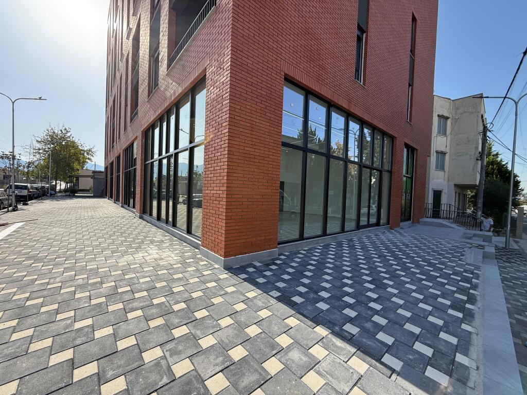 📣 Shitet Dyqan 📍 Paskuqan, pranë Spitalit dhe Shkollës Paskuqan ✨  🏢 Ndërtim i ri 🪜 Kati 0 📐 Sipërfaqe: 74 m² 🔺 Mundësi ndarjeje në 2 dyqane 👉Nje super mundsi per investim   💶 Çmimi total: 214,600 €