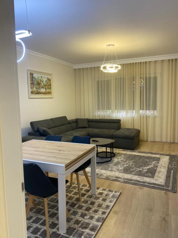 🏙️ Apartament modern 2+1 për qira – Pazari i Ri 🏙️ 📍 Lokacion perfekt, ngjitur me Supermarketin SPAR 💶 Çmimi: 1300€/muaj