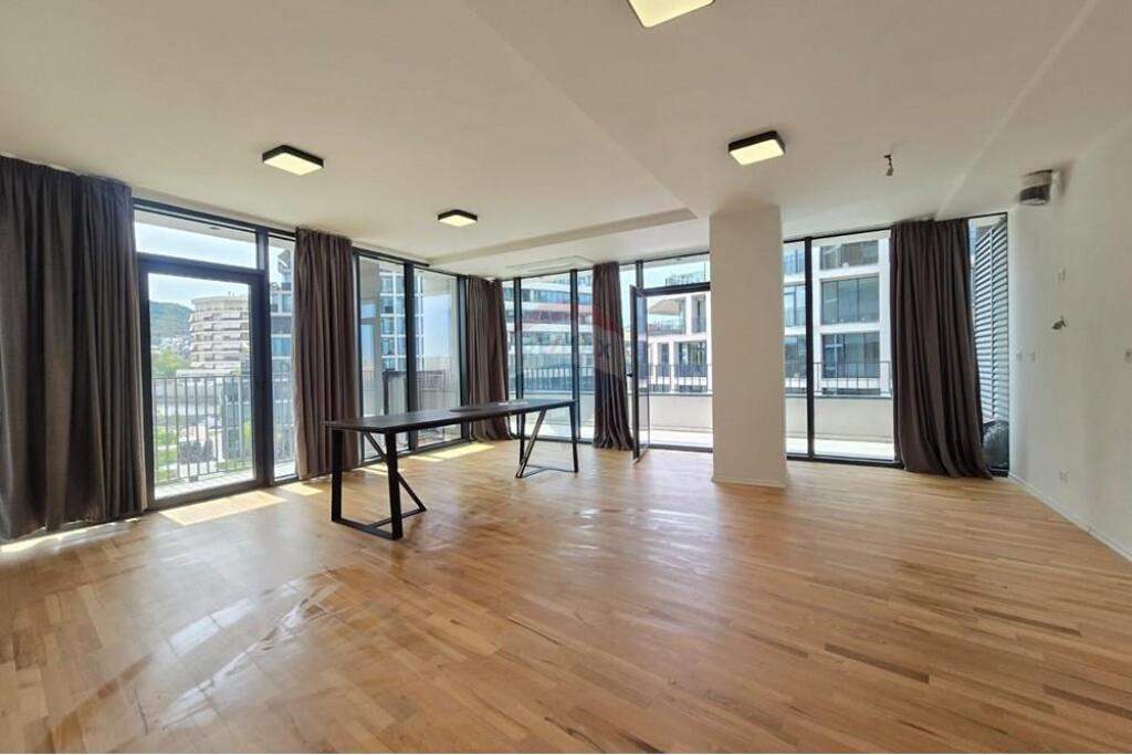 Zyre plus parkim per qira te Lake View !