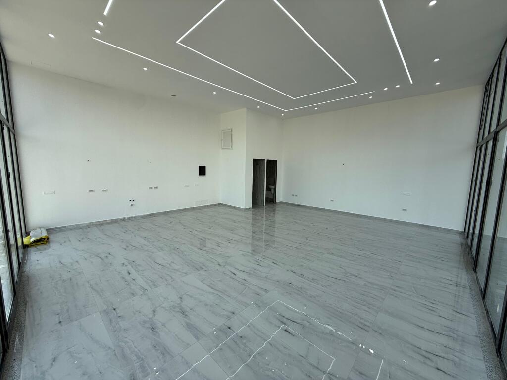 📣 Shitet Dyqan 📍 Paskuqan, pranë Spitalit dhe Shkollës Paskuqan ✨  🏢 Ndërtim i ri 🪜 Kati 0 📐 Sipërfaqe: 74 m² 🔺 Mundësi ndarjeje në 2 dyqane 👉Nje super mundsi per investim   💶 Çmimi total: 214,600 €