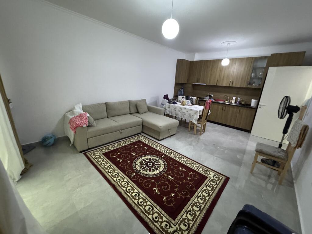 📢 Appartamento in affitto a Yzberisht  	•	🏠 Tipo: 1+1 	•	📍 Zona: Yzberisht vicino a Big market 	•	🏢 Piano: 4 (palazzo nuovo con ascensore) 	•	🛋️ Condizione: Appena arredato 	•	💶 Prezzo: 450€ / mese 