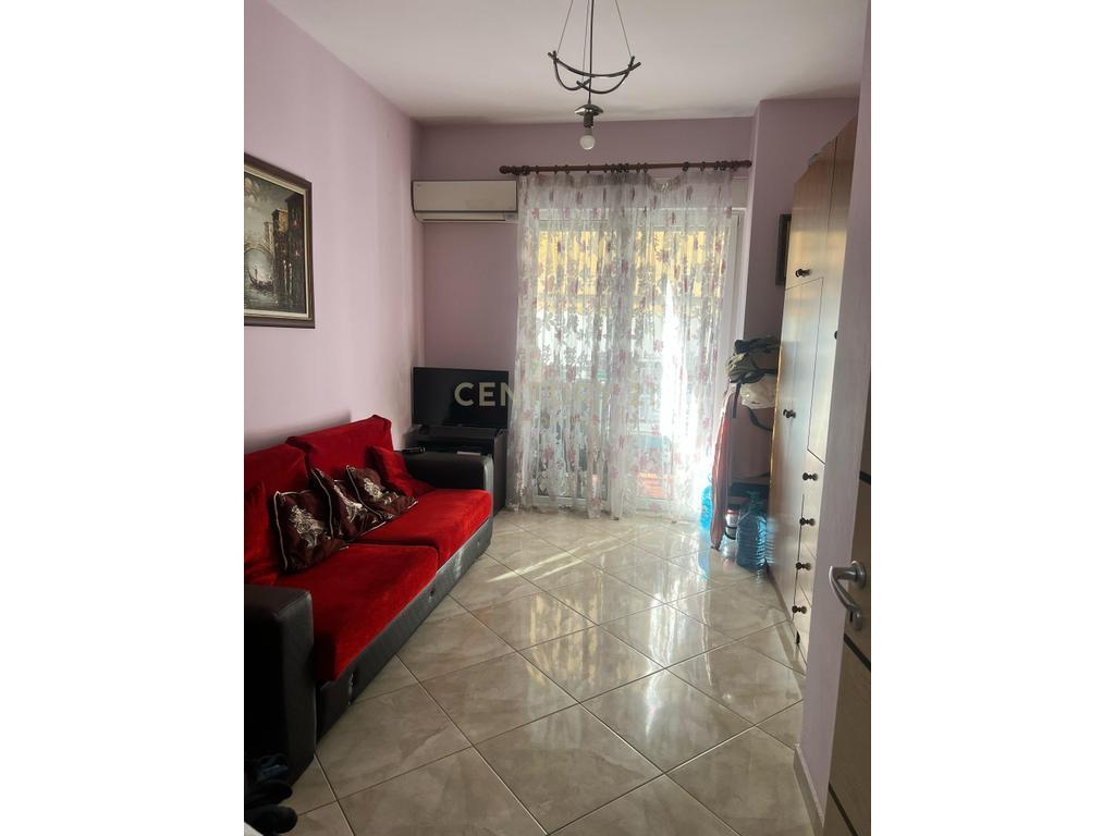 SHITET APARTAMENT 2+1+2 ME BALLKON – ZONA E OXHAKUT, PRANË BAR-KAFE “ARTISTI”