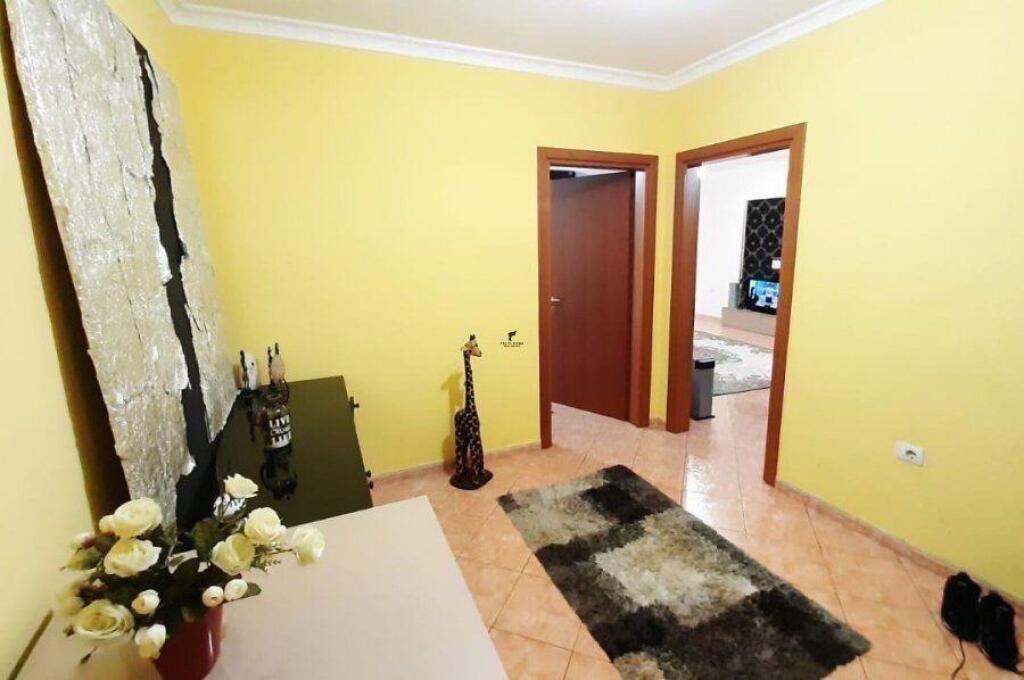 APARTAMENT ME QERA 2+1+2 ZOGU ZI 700 EURO