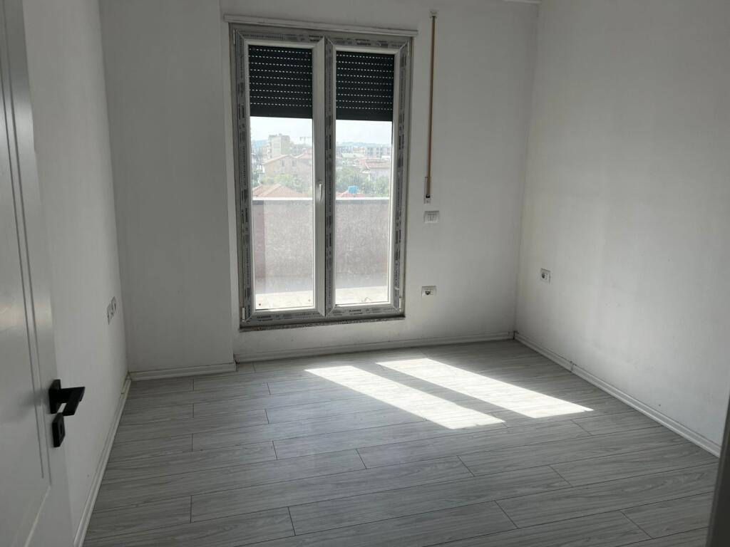 Shitet Apartamenti ne Kamez