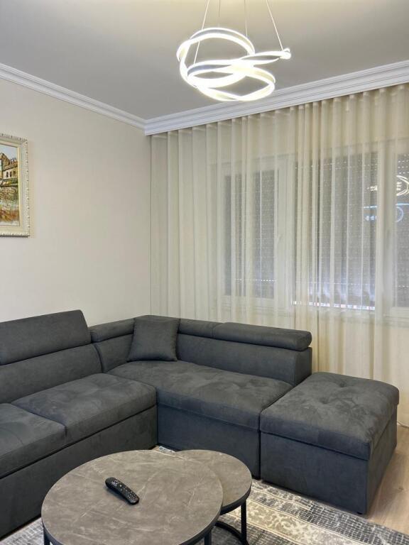 🏙️ Apartament modern 2+1 për qira – Pazari i Ri 🏙️ 
 📍 Lokacion perfekt, ngjitur me Supermarketin SPAR, në një nga zonat më të kërkuara të Tiranës!  ✨ Sipërfaqe 120 m² 🛏️ 2 dhoma gjumi 🛋️ Sallon i bollshëm dhe i ndriçuar 🛁 3 tualete për komoditet maksimal 🌇 Ambient i mirëorganizuar dhe me ndriçim natyral 🛠️ Totalisht i mobiluar me stil modern dhe cilësi të lartë  💶 Çmimi: 1300€/muaj  📱