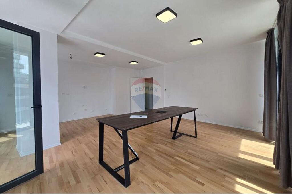 Zyre plus parkim per qira te Lake View !