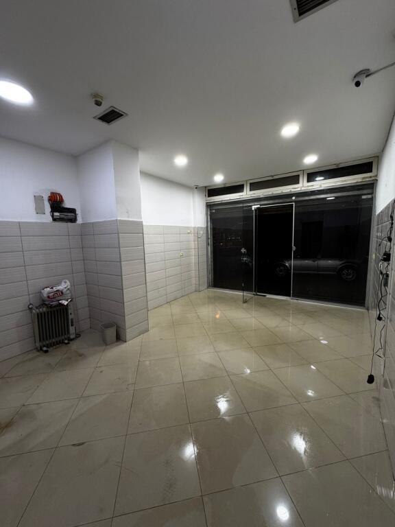 JEPET ME QERA AMBJENT 33M2, 300 EURO.