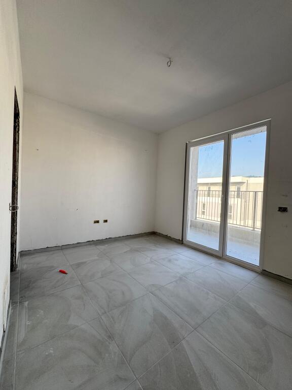Shitet apartament 2+1 Qtu