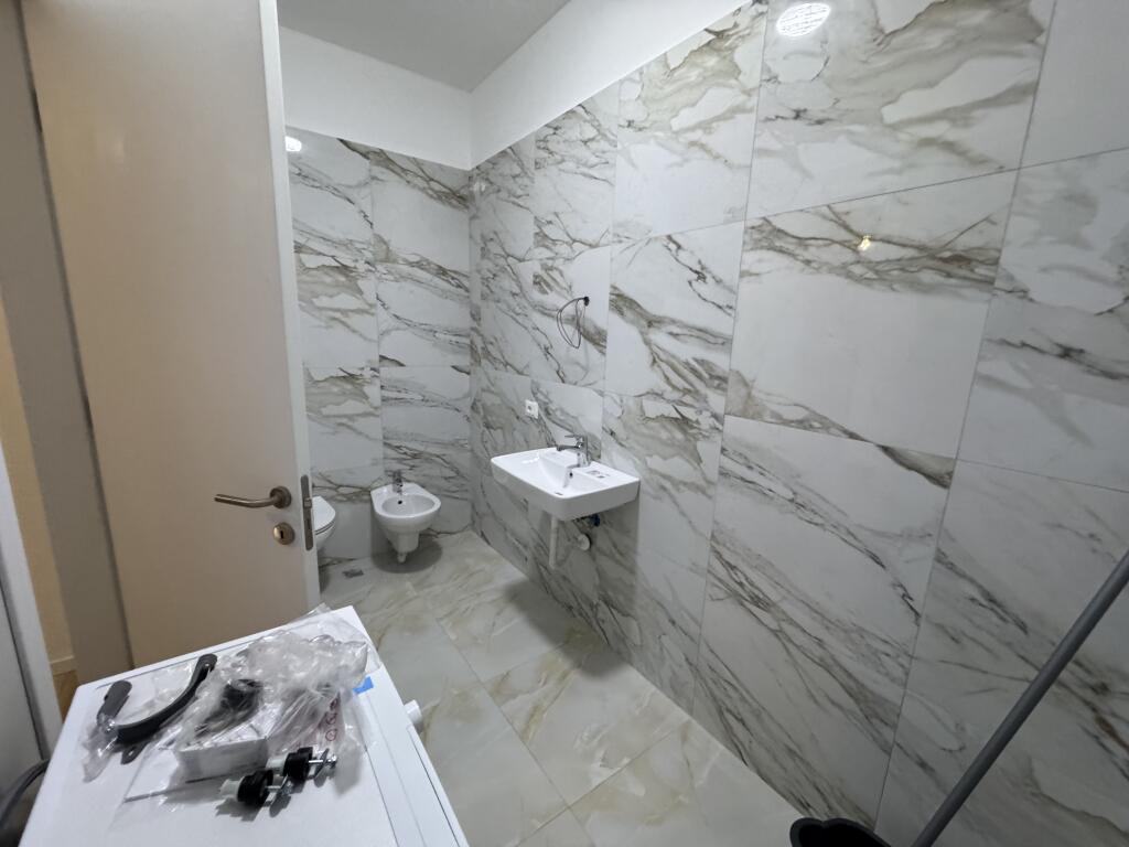 📢 Apartament me qira në Astir 	•	🏠 Tipi: 1+1 	•	📍 Zona: Astir 	•	🏢 Kati: 5 (pallat i ri me ashensor) 	•	🛋️ Gjendja: I sapomobiluar 	•	💶 Çmimi: 500 € / muaj  