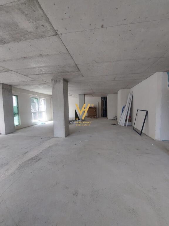 SHITET ZYRE 396 M2 TE KOMUNA PARISIT 1.305.000 EURO