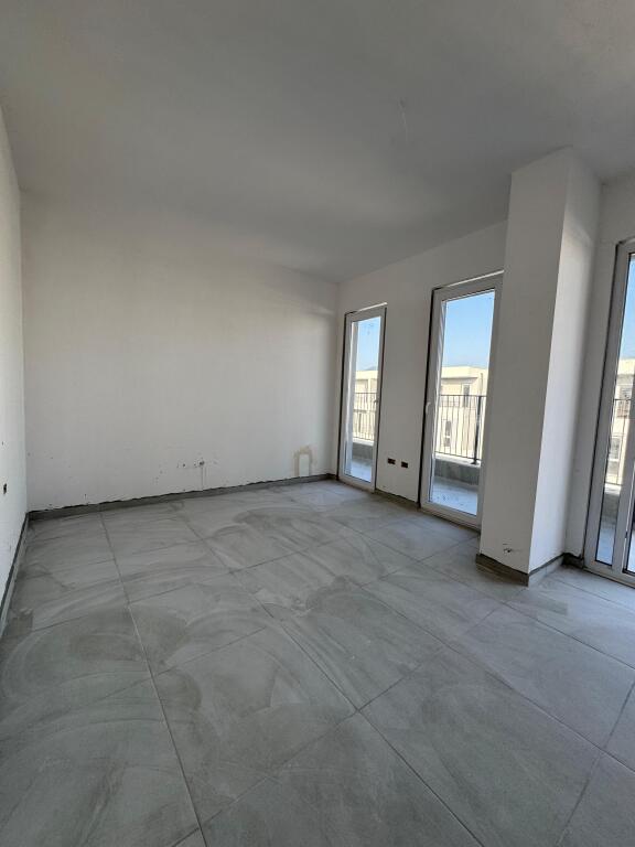 Shitet apartament 2+1 Qtu