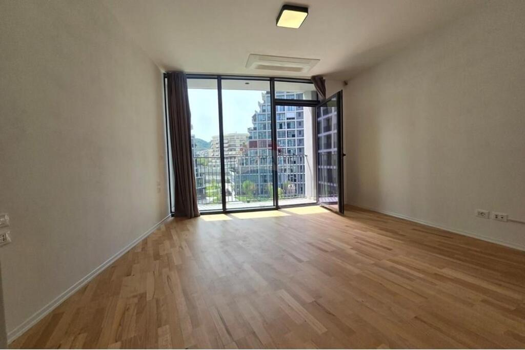 Zyre plus parkim per qira te Lake View !