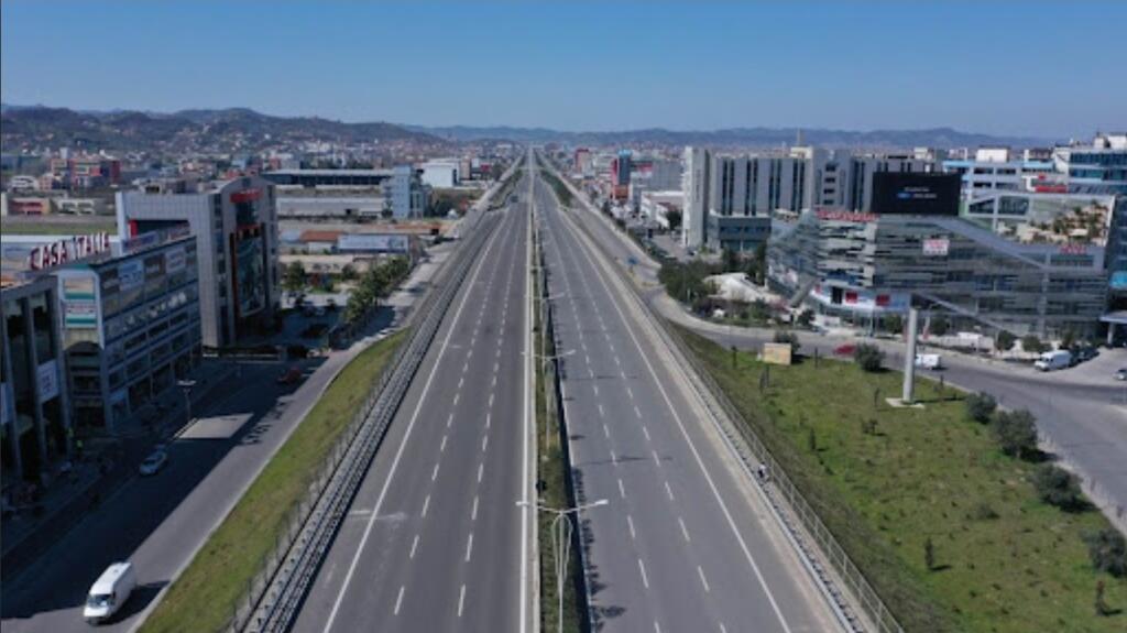 JEPET ME QERA KAPANON BUZE AUTOSTRADES TIRANE-DURRES