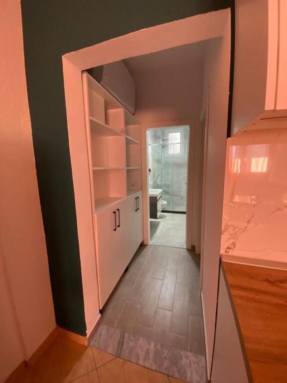 APARTAMENT 1+1. 35000 LEKE.PALLATI ME SHIGJETA