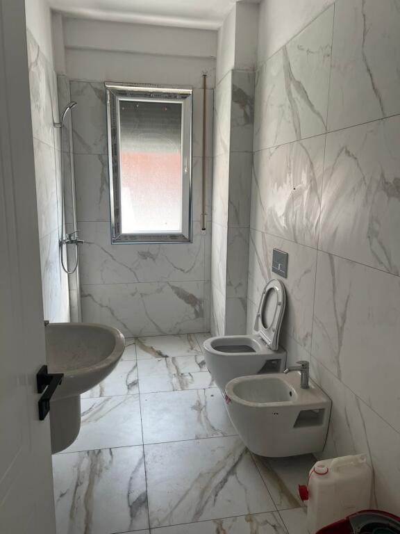 Shitet Apartamenti ne Kamez