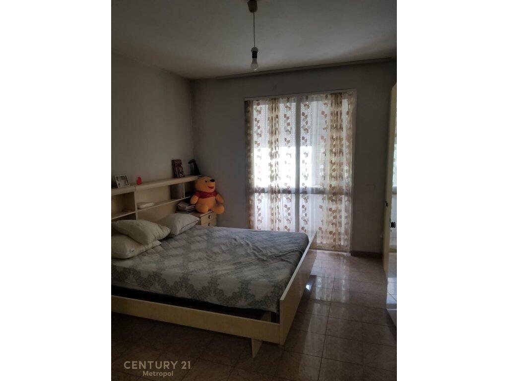 Apartament 3+1+2 me ballkon për qira në zemër të Bllokut!
