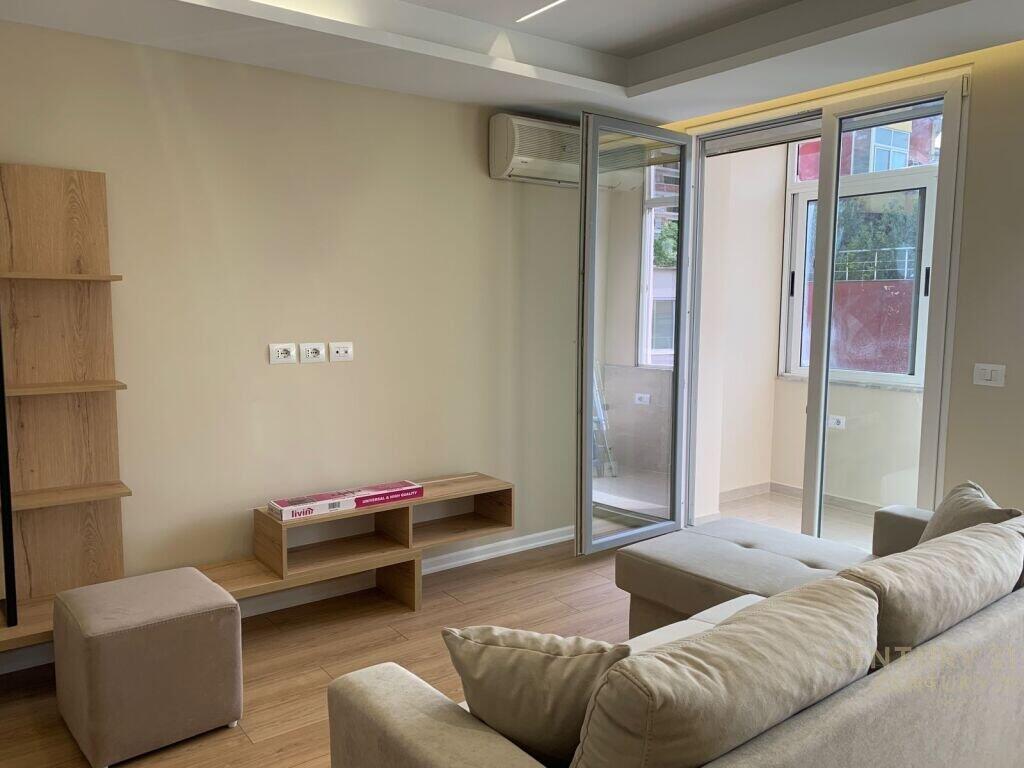 Apartament 2+1 për Qira përballë Maternitetit të Ri – Pozicion i Shkëlqyer në Tiranë!