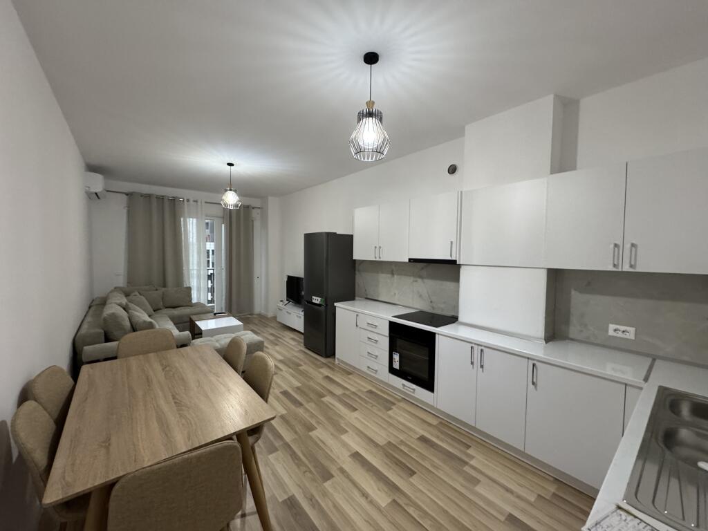 📢 Apartament me qira në Astir 	•	🏠 Tipi: 1+1 	•	📍 Zona: Astir 	•	🏢 Kati: 5 (pallat i ri me ashensor) 	•	🛋️ Gjendja: I sapomobiluar 	•	💶 Çmimi: 500 € / muaj  