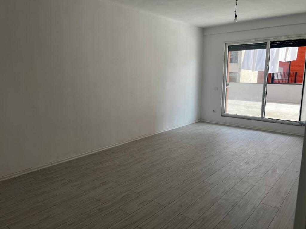 Shitet Apartamenti ne Kamez