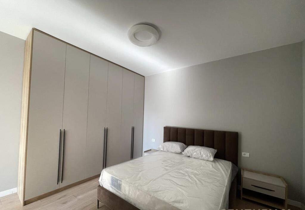 Apartament 1+1 me post parkimi për qira tek Pazari i Ri!
