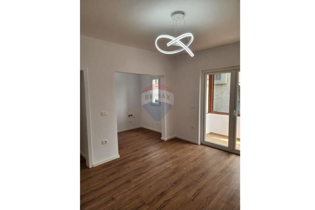 Shitet Apartament 1+1 në Porcelan !