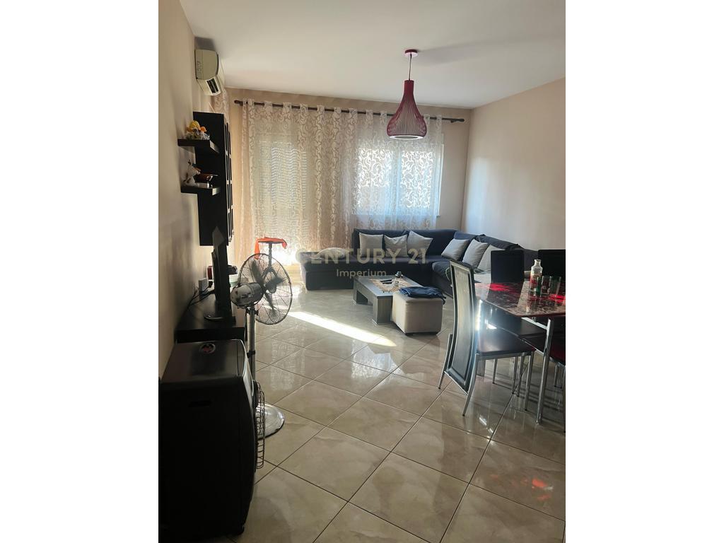 SHITET APARTAMENT 2+1+2 ME BALLKON – ZONA E OXHAKUT, PRANË BAR-KAFE “ARTISTI”