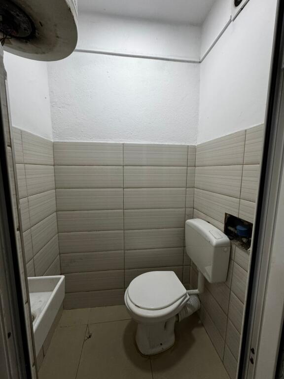 JEPET ME QERA AMBJENT 33M2, 300 EURO.