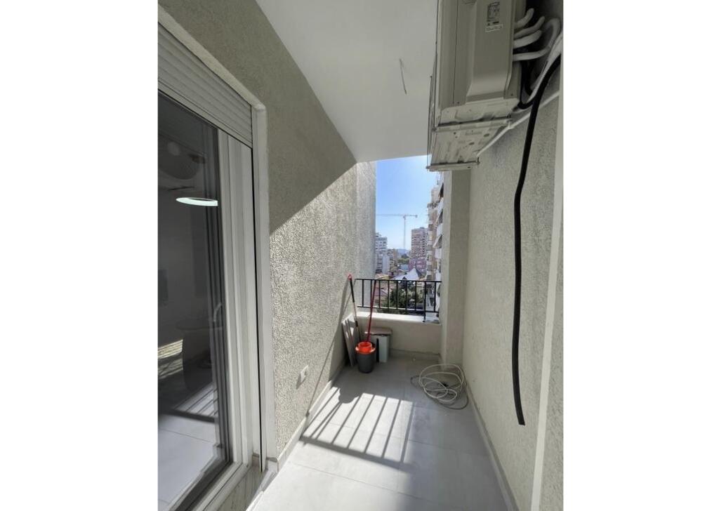 Apartament 1+1 me post parkimi për qira tek Pazari i Ri!
