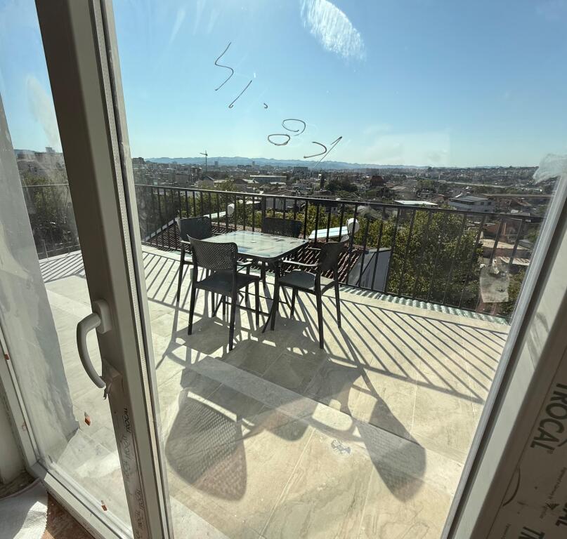 🏡 Shitet Apartament 2+1 + verandë 🛁 Tualet me dritare  📍 Kinostudio, Tiranë – Rruga Myslym Keta 📐 Sipërfaqe totale: 80 m² 🛋️ I pabanuar më parë – mobilim totalisht i ri &amp; luks 🏗️ Kati i 5 (i fundit) – pallat me tulla të kuqe 🏦 Mundësi blerjeje edhe me kredi bankare 🌅 Orientim: Lindje – Perëndim me pamje të lirë  💶 Çmimi: 125,000 €   