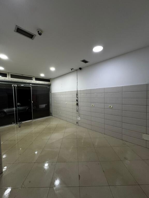 JEPET ME QERA AMBJENT 33M2, 300 EURO.