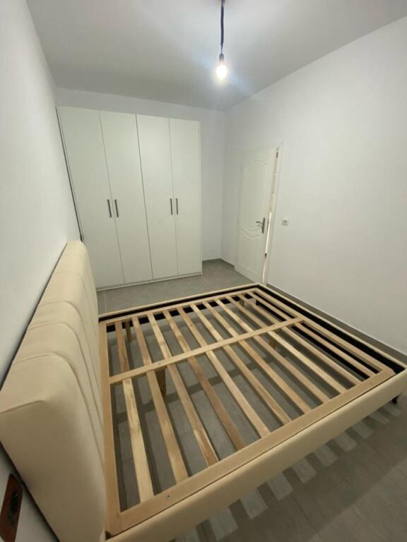 APARTAMENT 1+1. 35000 LEKE.PALLATI ME SHIGJETA
