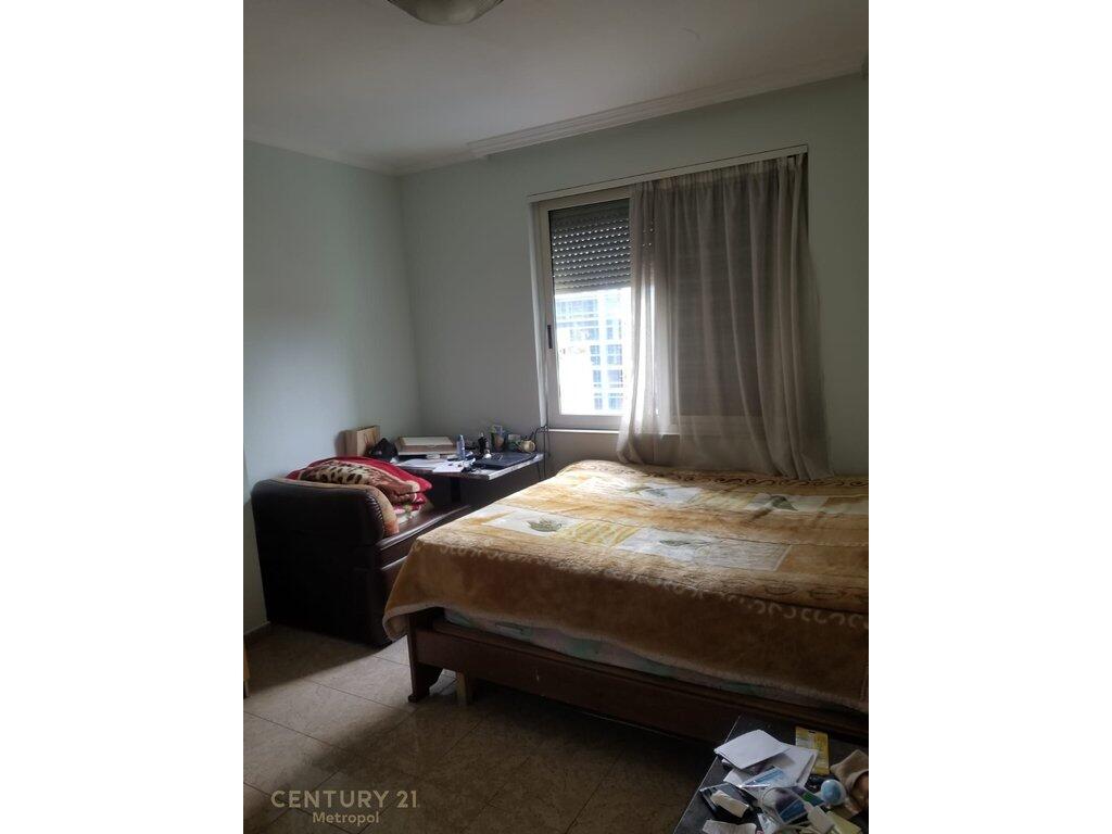 Apartament 3+1+2 me ballkon për qira në zemër të Bllokut!