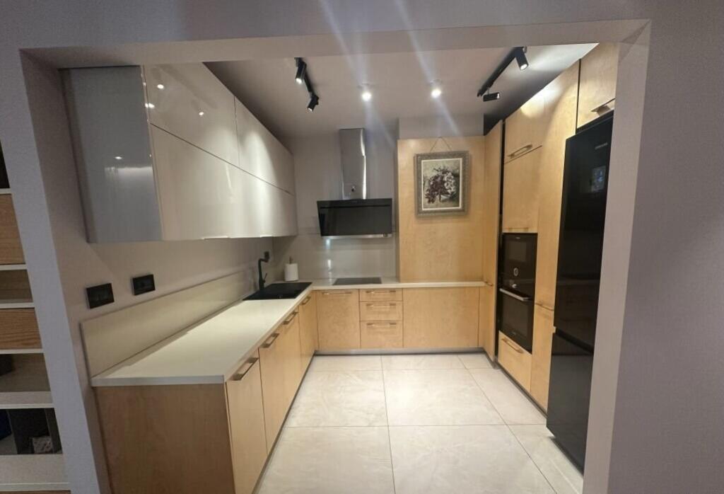 Apartament 2+1+2 me post parkimi për qira te Ambasador 3!
