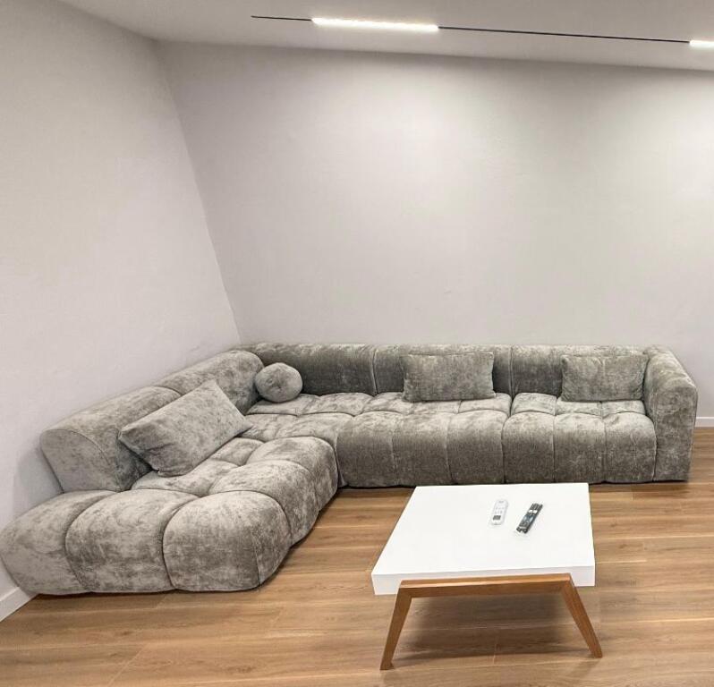 🏡 Shitet Apartament 2+1 + verandë 🛁 Tualet me dritare  📍 Kinostudio, Tiranë – Rruga Myslym Keta 📐 Sipërfaqe totale: 80 m² 🛋️ I pabanuar më parë – mobilim totalisht i ri &amp; luks 🏗️ Kati i 5 (i fundit) – pallat me tulla të kuqe 🏦 Mundësi blerjeje edhe me kredi bankare 🌅 Orientim: Lindje – Perëndim me pamje të lirë  💶 Çmimi: 125,000 €   