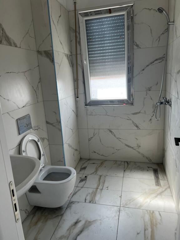 Shitet Apartamenti ne Kamez
