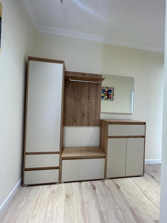 🏙️ Apartament modern 2+1 për qira – Pazari i Ri 🏙️ 
 📍 Lokacion perfekt, ngjitur me Supermarketin SPAR, në një nga zonat më të kërkuara të Tiranës!  ✨ Sipërfaqe 120 m² 🛏️ 2 dhoma gjumi 🛋️ Sallon i bollshëm dhe i ndriçuar 🛁 3 tualete për komoditet maksimal 🌇 Ambient i mirëorganizuar dhe me ndriçim natyral 🛠️ Totalisht i mobiluar me stil modern dhe cilësi të lartë  💶 Çmimi: 1300€/muaj  📱