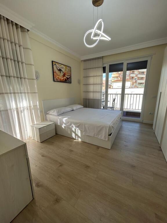 🏙️ Apartament modern 2+1 për qira – Pazari i Ri 🏙️ 
 📍 Lokacion perfekt, ngjitur me Supermarketin SPAR, në një nga zonat më të kërkuara të Tiranës!  ✨ Sipërfaqe 120 m² 🛏️ 2 dhoma gjumi 🛋️ Sallon i bollshëm dhe i ndriçuar 🛁 3 tualete për komoditet maksimal 🌇 Ambient i mirëorganizuar dhe me ndriçim natyral 🛠️ Totalisht i mobiluar me stil modern dhe cilësi të lartë  💶 Çmimi: 1300€/muaj  📱