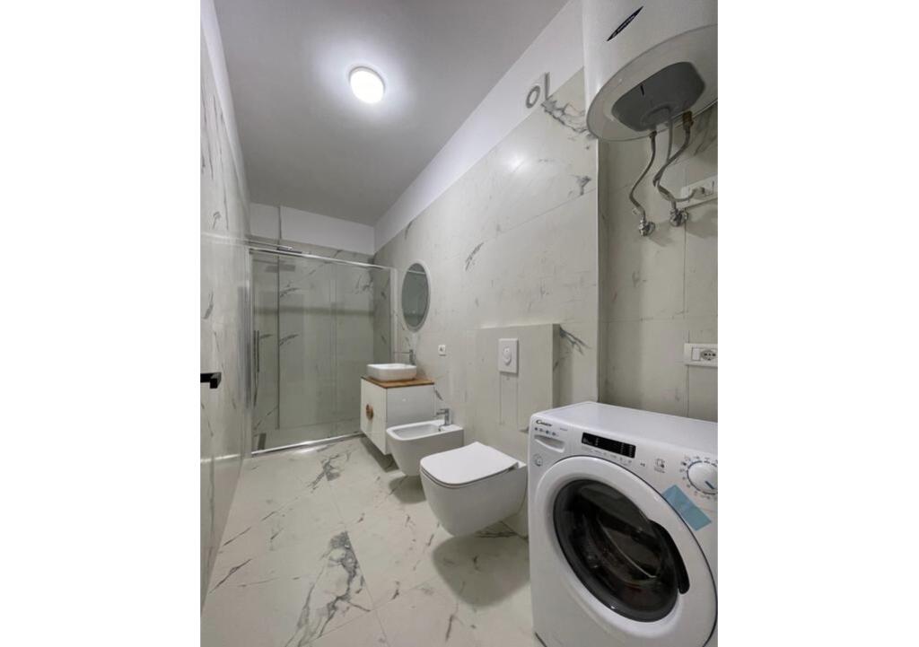 Apartament 1+1 me post parkimi për qira tek Pazari i Ri!
