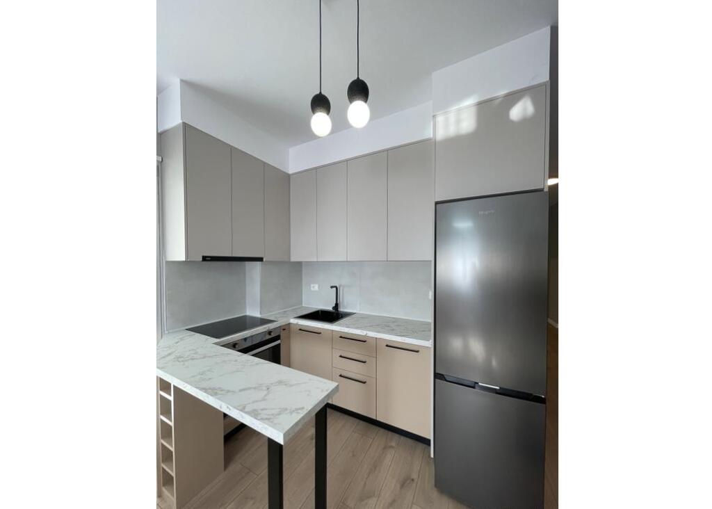Apartament 1+1 me post parkimi për qira tek Pazari i Ri!
